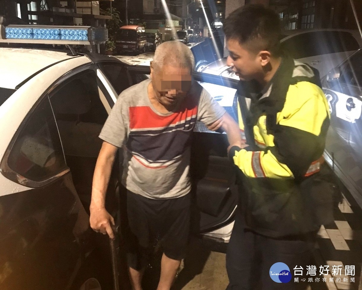老翁雨夜裡迷途蹲坐路旁，龍潭警方協助返家。