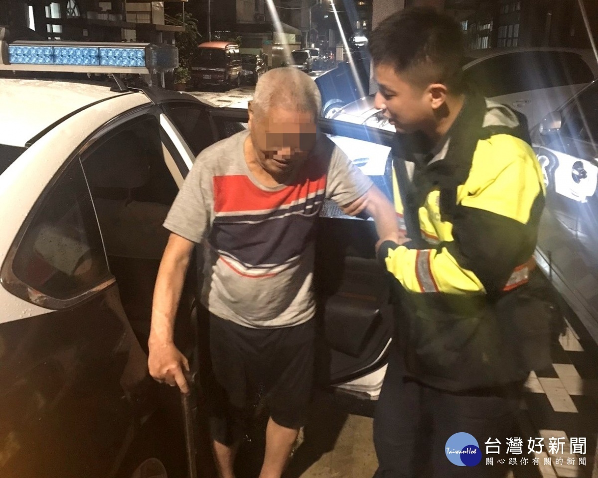 老翁雨夜裡迷途蹲坐路旁,龍潭警方協助返家。