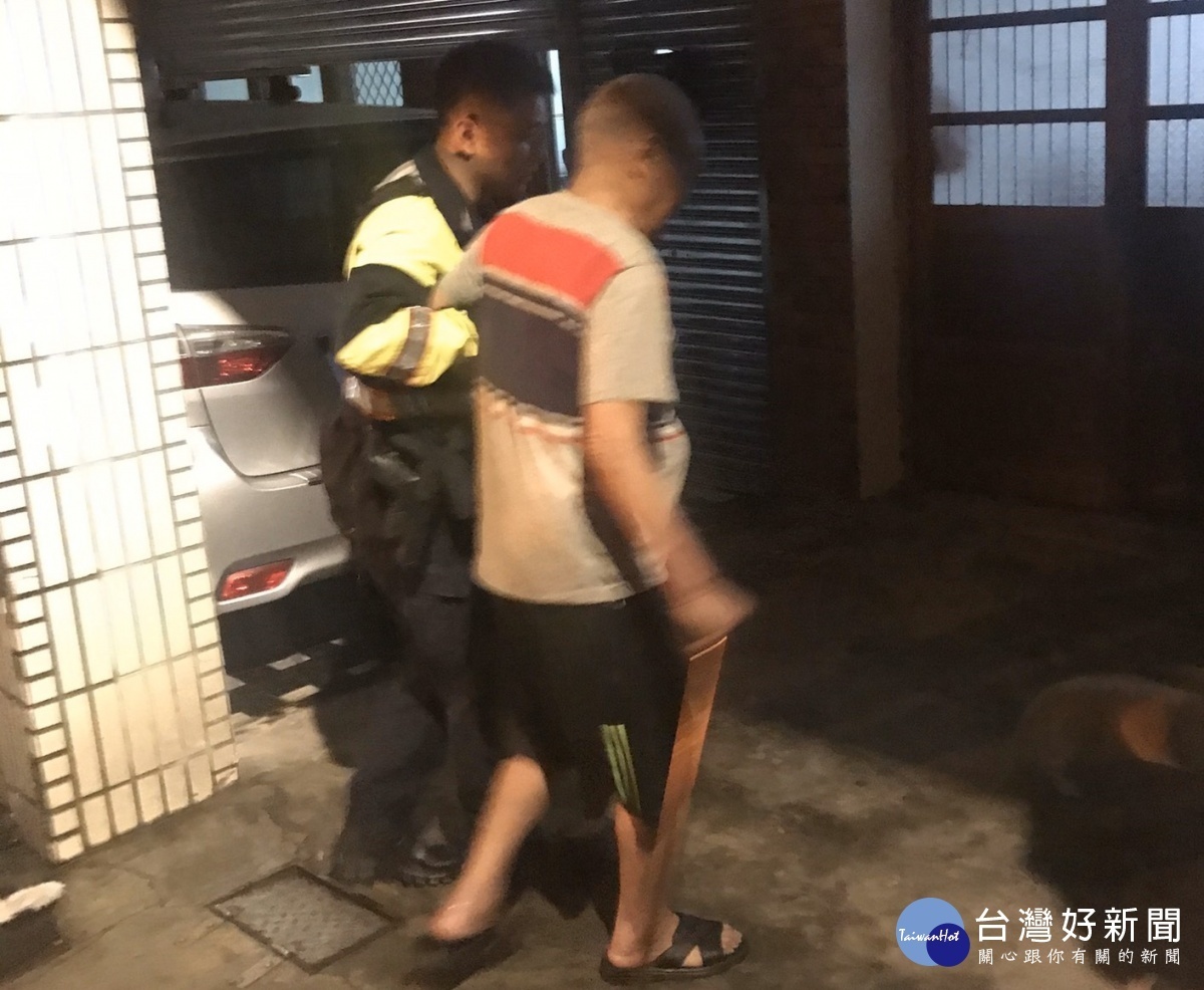 老翁雨夜裡迷途蹲坐路旁,龍潭警方協助返家。