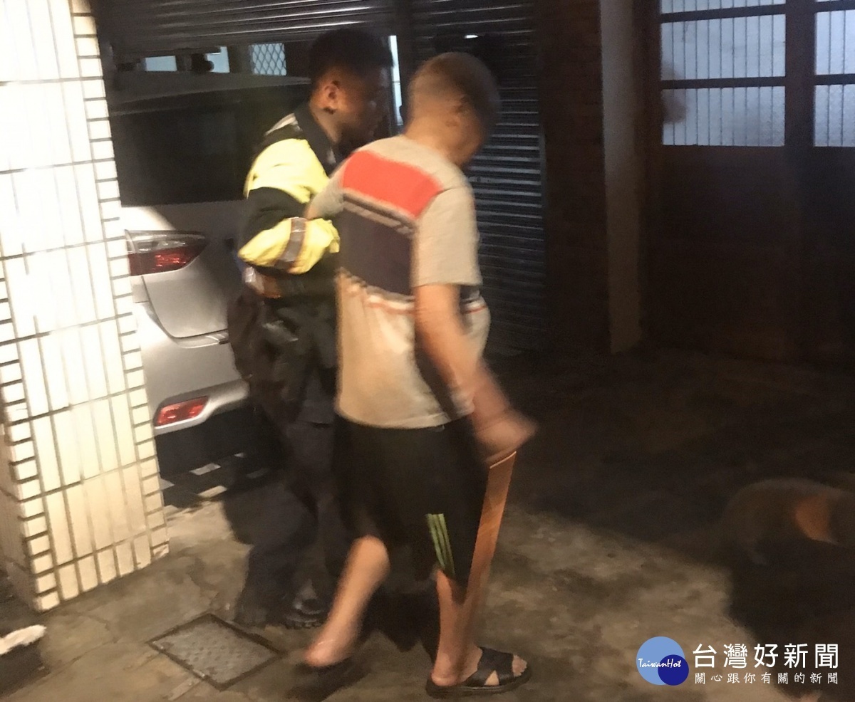 老翁雨夜裡迷途蹲坐路旁，龍潭警方協助返家。