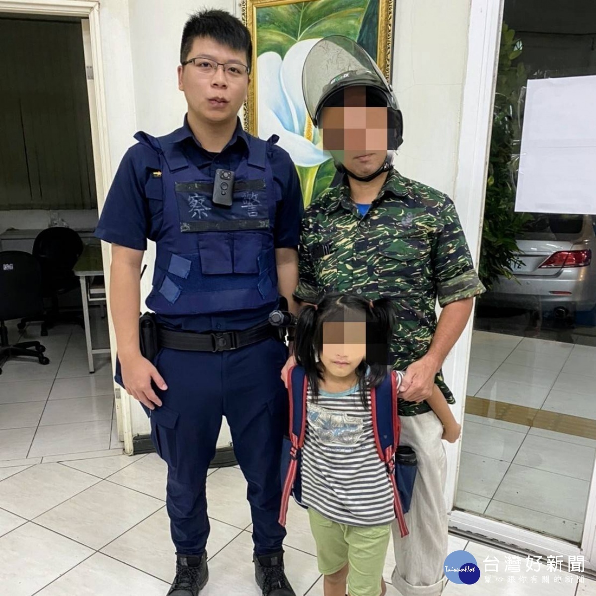 女童超商內哭找媽媽,暖警買飲料安撫協尋家人。