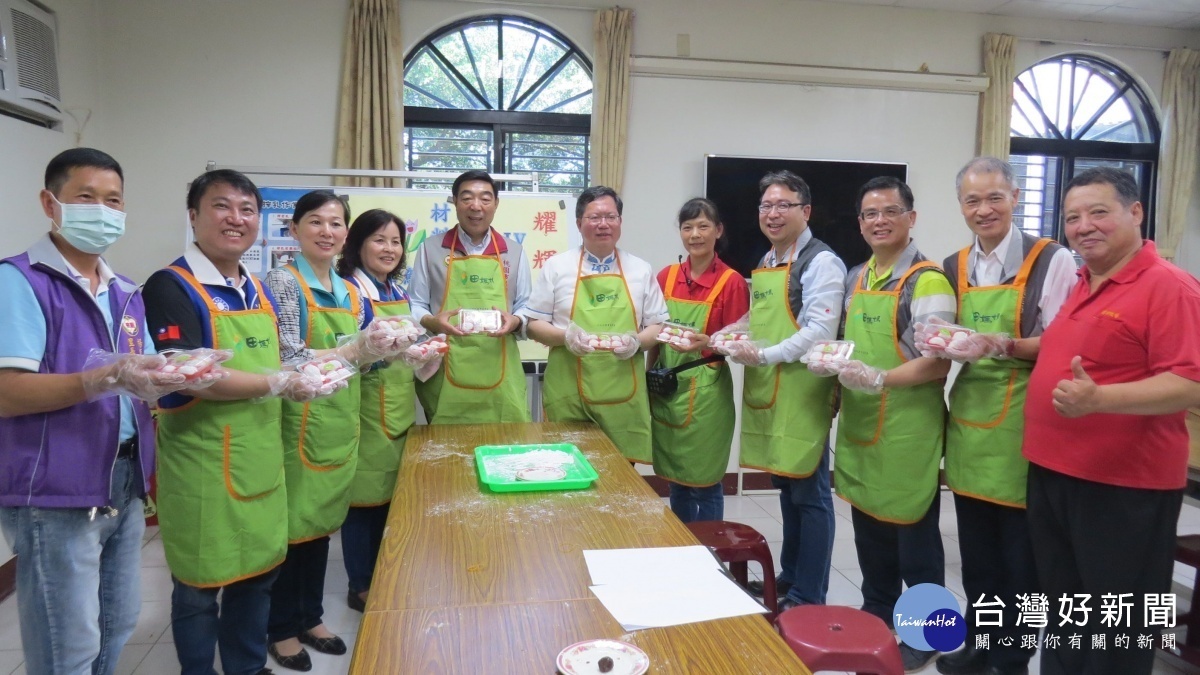 桃園市長鄭文燦前往楊梅區耀輝牧場,進行楊梅休閒農業區農事體驗。