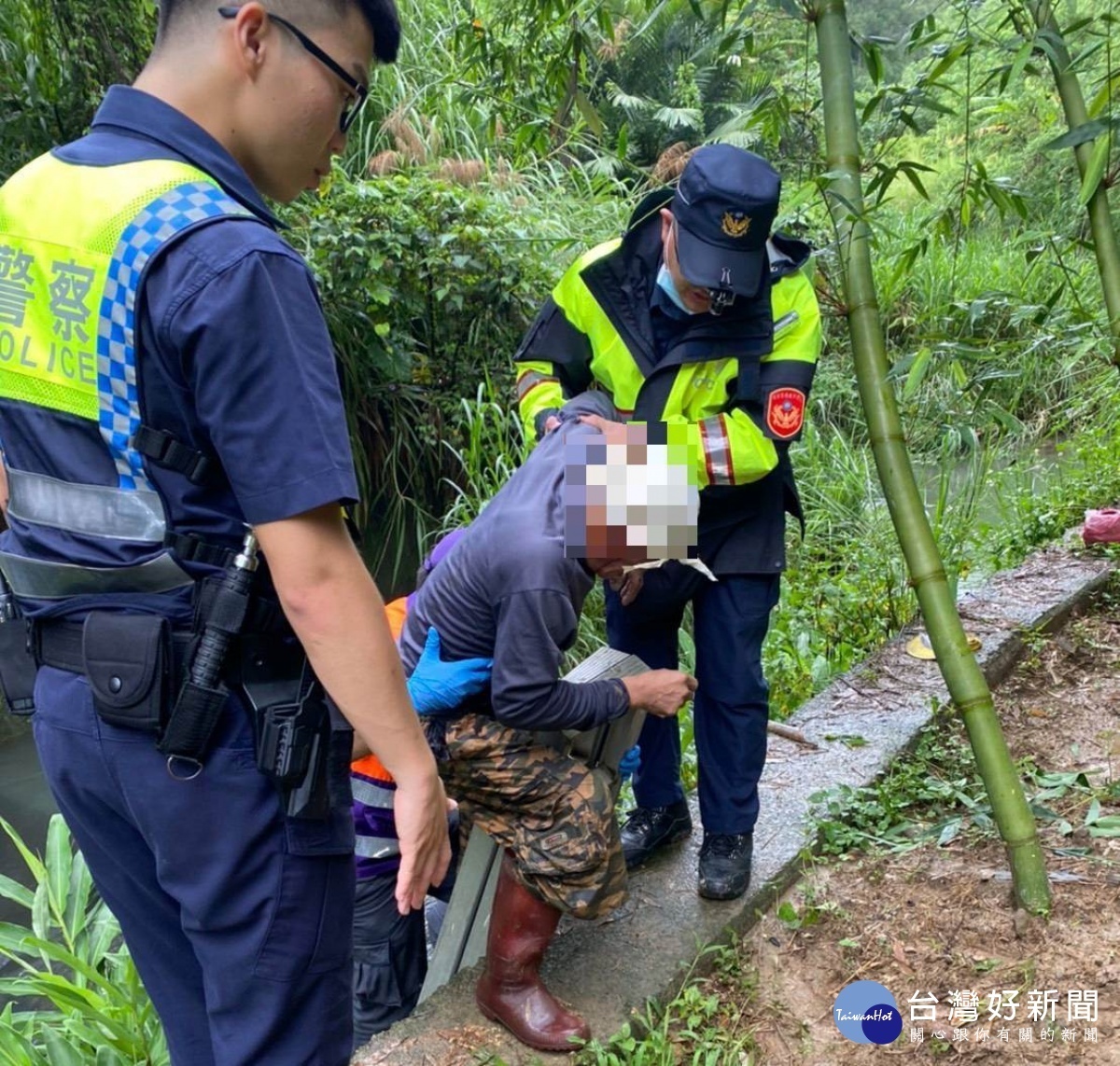 大溪警方消冒雨救援將受傷之黃姓筍農，送上救護車轉送醫院治療。