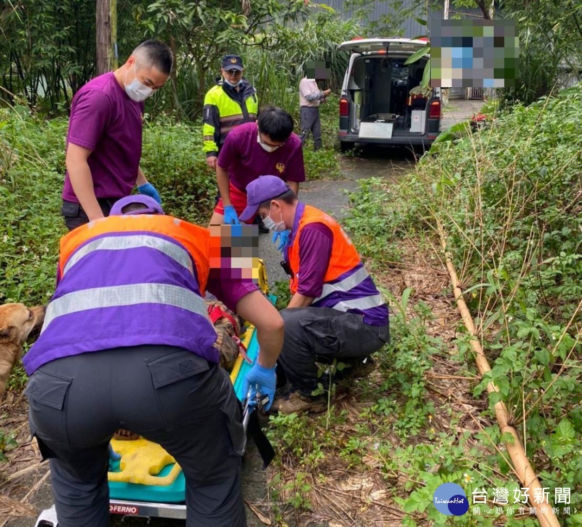 大溪警方消冒雨救援將受傷之黃姓筍農，送上救護車轉送醫院治療。