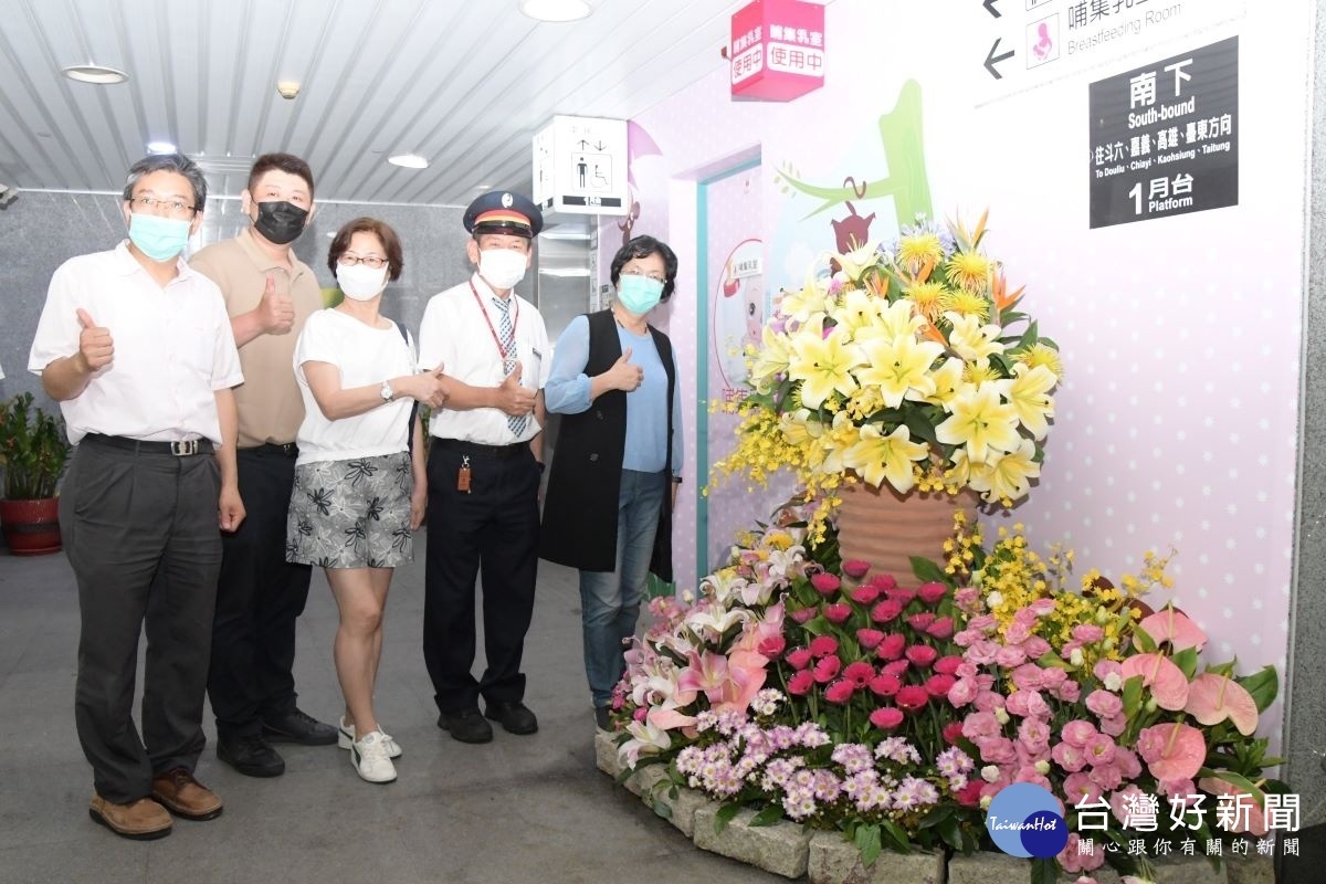 彰化縣長王惠美在員林火車站打卡。圖/彰化縣政府提供