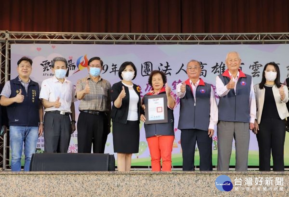高雄市雲高慈愛會頒發清寒獎助學金，鼓勵雲林學子努力向學，縣長張麗善代表致贈感謝狀，感謝他們對雲林學子的關心。