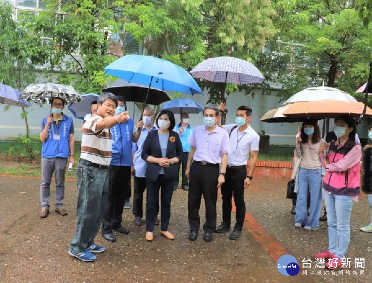 張麗善縣長等人至北港運動公園視察「北港文化生活園區亮點發展計畫」施工情形，由城鄉發展處長林長造簡報工程內容及進度，並聽取地方意見。