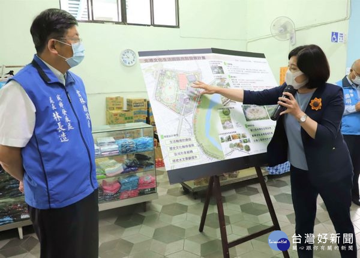 張麗善縣長等人至北港運動公園視察「北港文化生活園區亮點發展計畫」施工情形，由城鄉發展處長林長造簡報工程內容及進度，並聽取地方意見。（記者陳昭宗拍攝）
