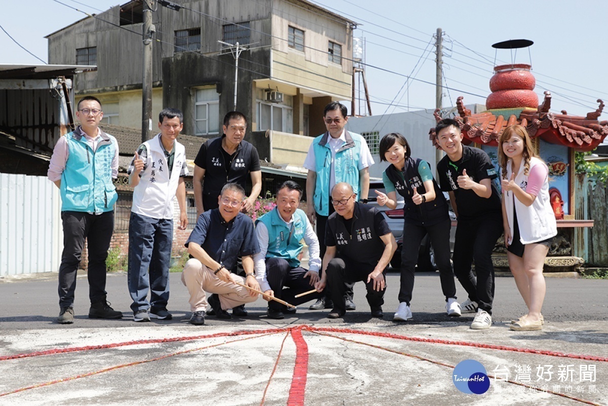 縣長翁章梁、議長張明達、水上鄉長劉敬祥及水上鄉地方民代鳴炮慶賀開發案通過／嘉義縣府提供