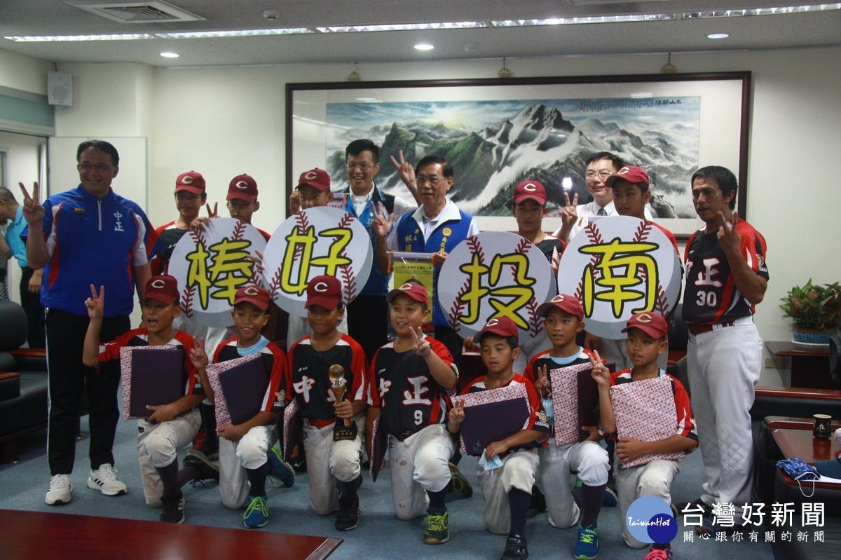 仁愛中正國小棒壘隊都表現優異。(記者扶小萍攝)