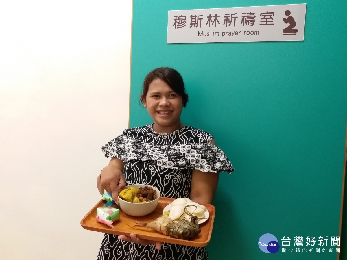印尼生輔導老師許瑪亞分享開齋節應景食物。圖／明道大學提供