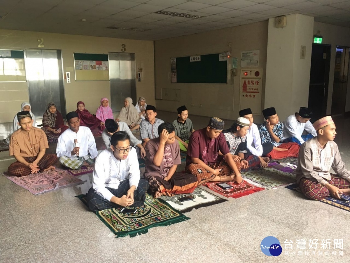 穆斯林同學進行開齋節禱告（圖／明道大學提供）