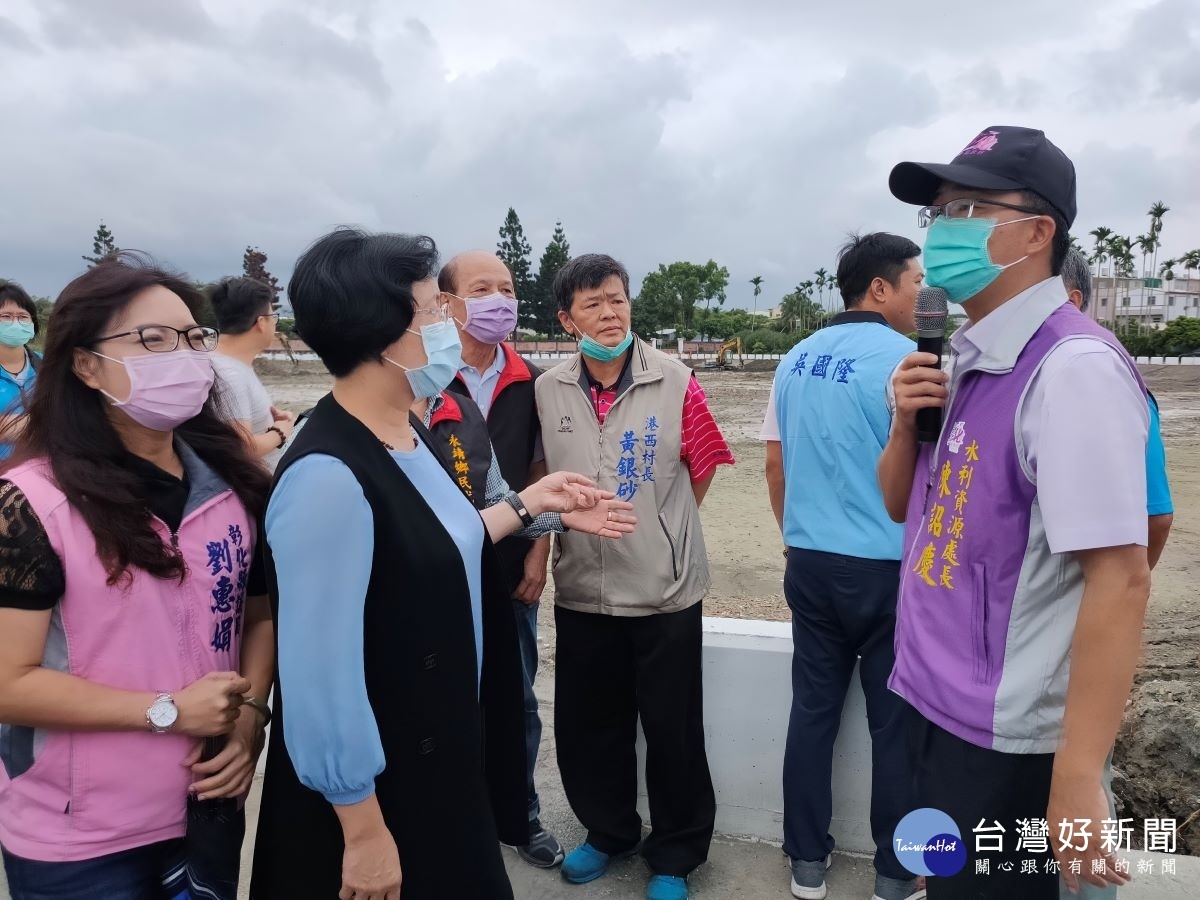 縣長王惠美、永靖鄉長詹木根、彰化縣議員劉惠娟、黃正盛、曹嘉豪、永靖鄉民代表會主席林大福等人前往關心位於永靖鄉主要道路有福德巷、永福路的永南滯洪池現況。圖/記者鄧富珍攝