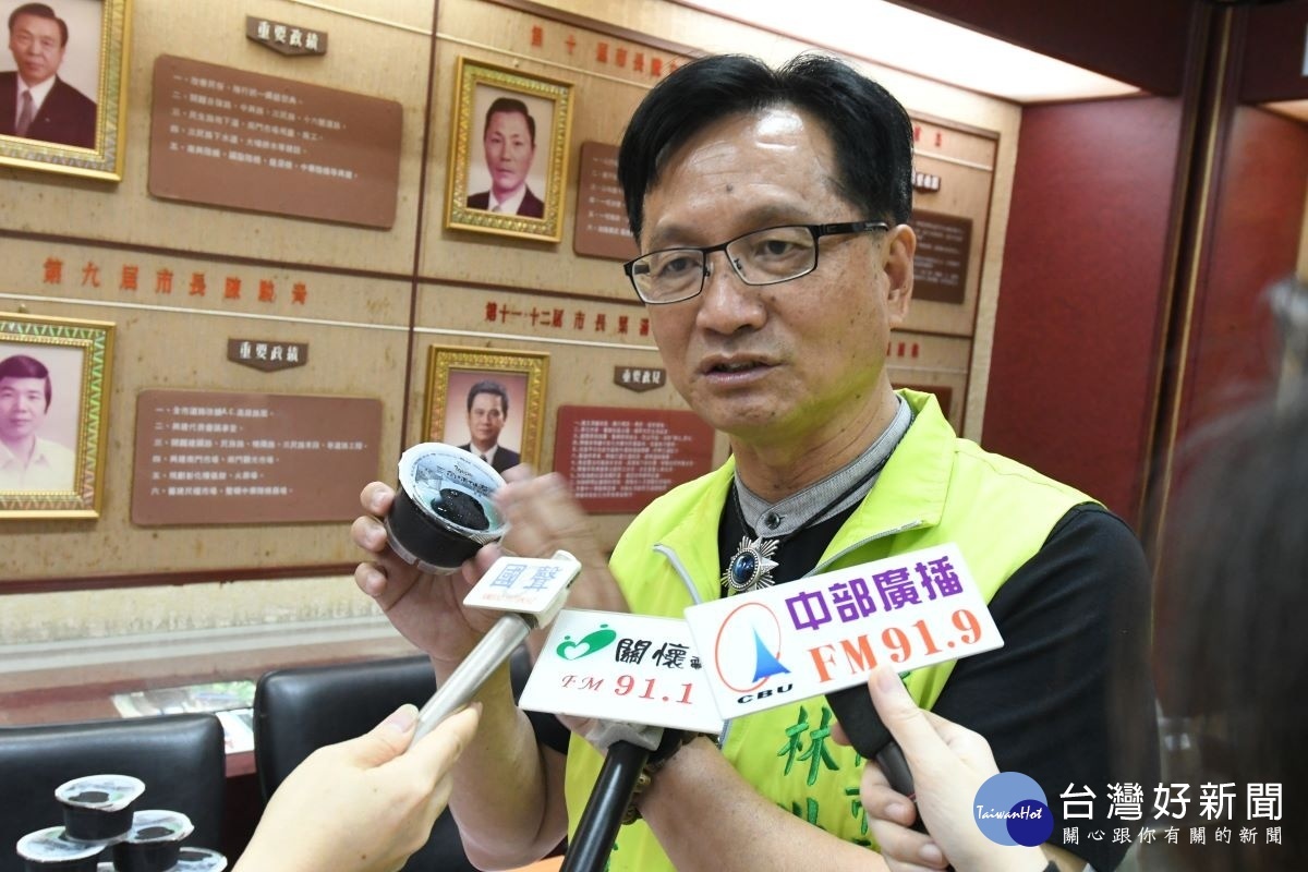 彰化市長林世賢分享三角埔仙草,純古法製成,清涼又退火。
