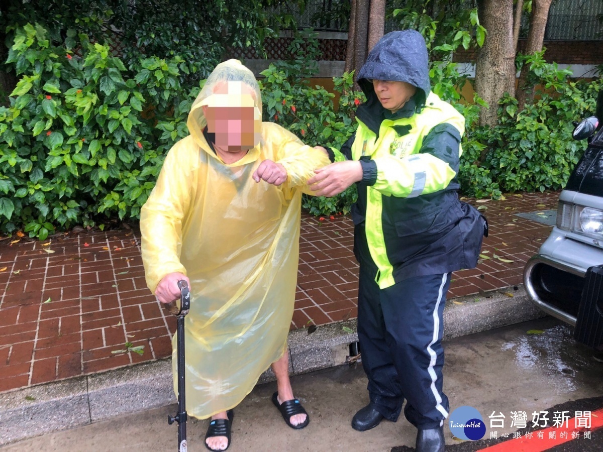 失智老翁冒雨尋友迷途，平鎮警方馳援協助返家。