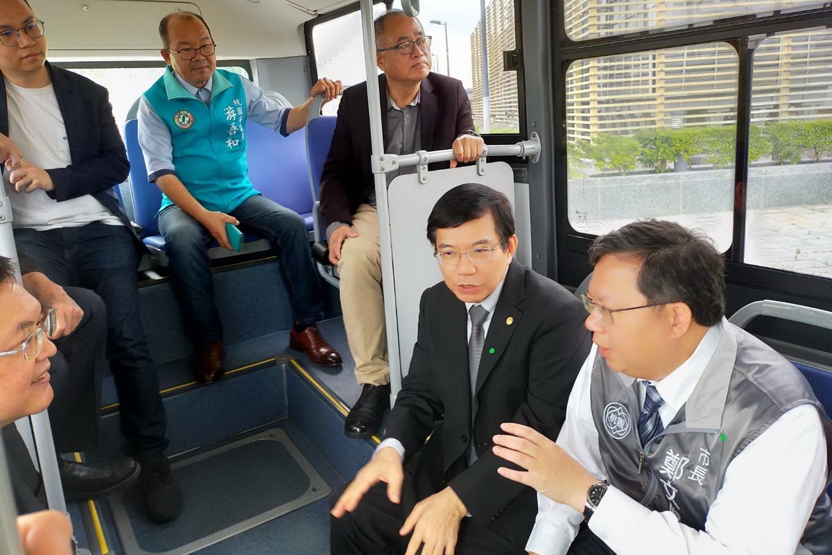 桃園市長鄭文燦、經濟部次長王國材等人試乘無人自駕巴士。
