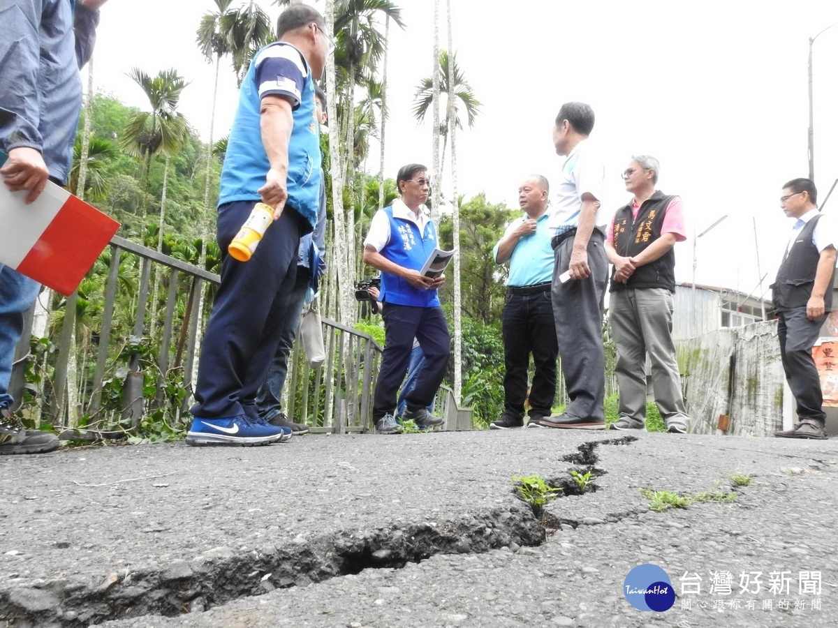 共和村五馬巷39號旁的路基,長期遭下邊坡涵管溝水沖刷流失,導致路面嚴重龜裂下陷。
