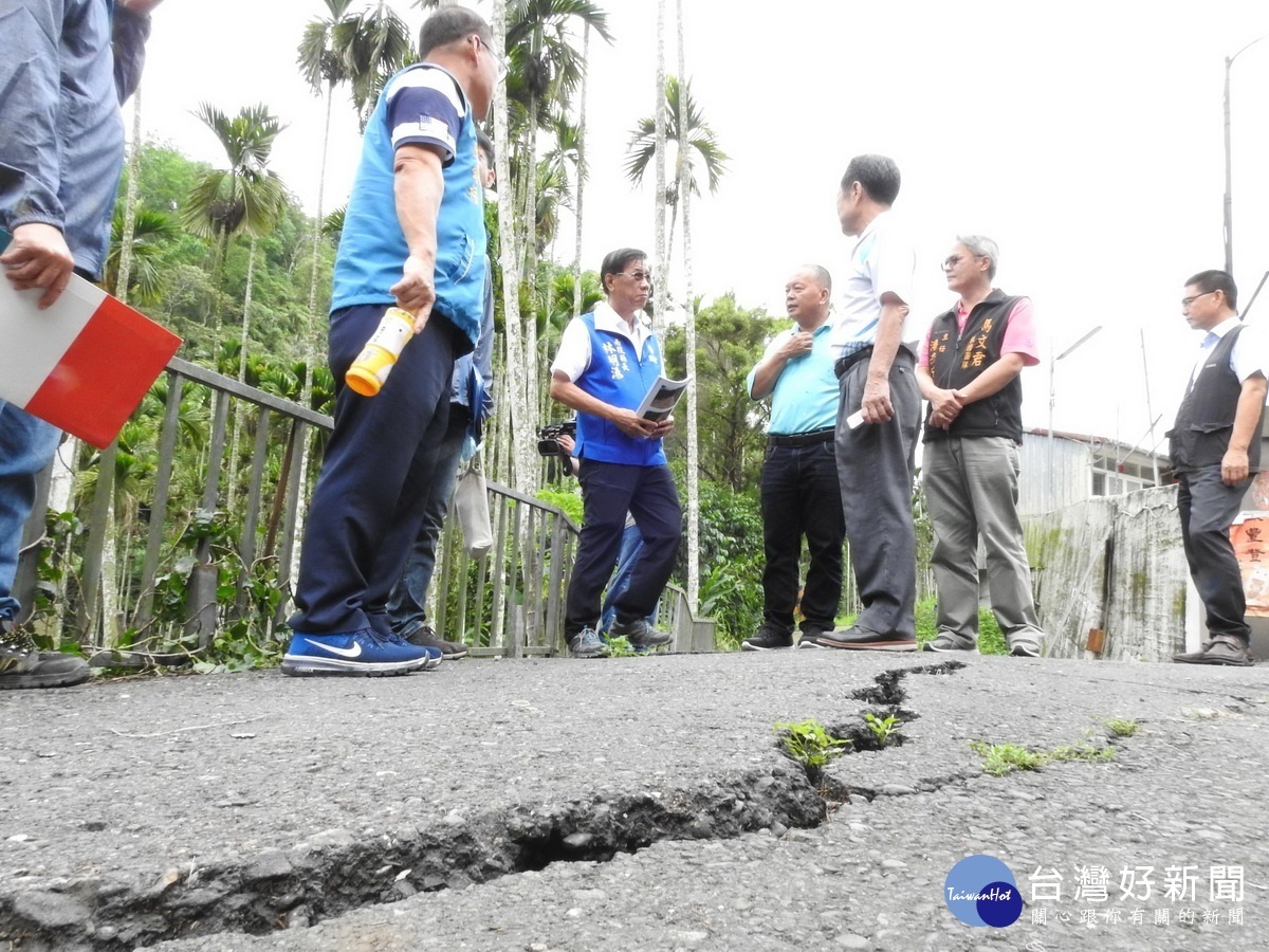 共和村五馬巷39號旁的路基，長期遭下邊坡涵管溝水沖刷流失，導致路面嚴重龜裂下陷。