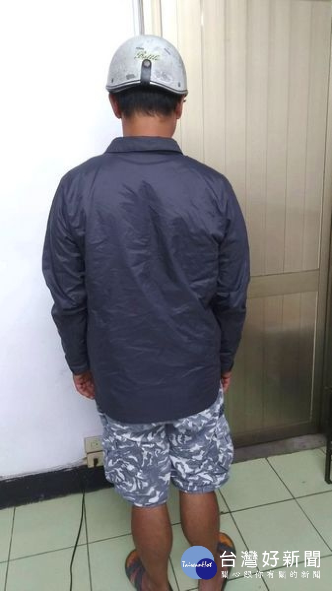 男子乘人不便,下手行竊置放於菜籃內的皮包,警方迅速鎖定犯嫌,並於4小時內循線查緝到案,查扣作案用機車等物,並起出贓款交還被害人。