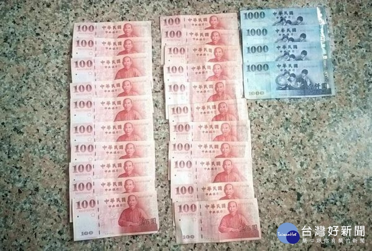 男子乘人不便,下手行竊置放於菜籃內的皮包,警方迅速鎖定犯嫌,並於4小時內循線查緝到案,查扣作案用機車等物,並起出贓款交還被害人。