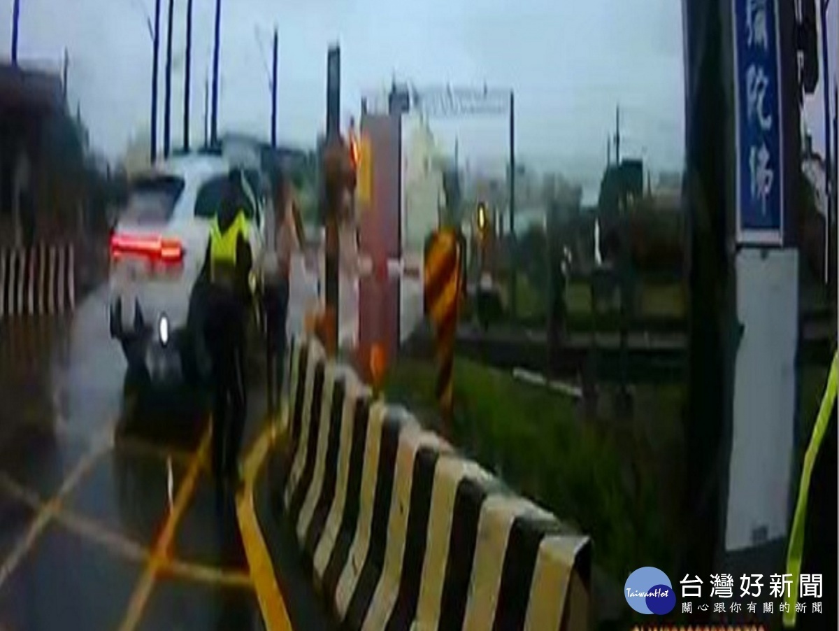 車陷平交道命懸一線 巡警救脫虎口千鈞一髮
