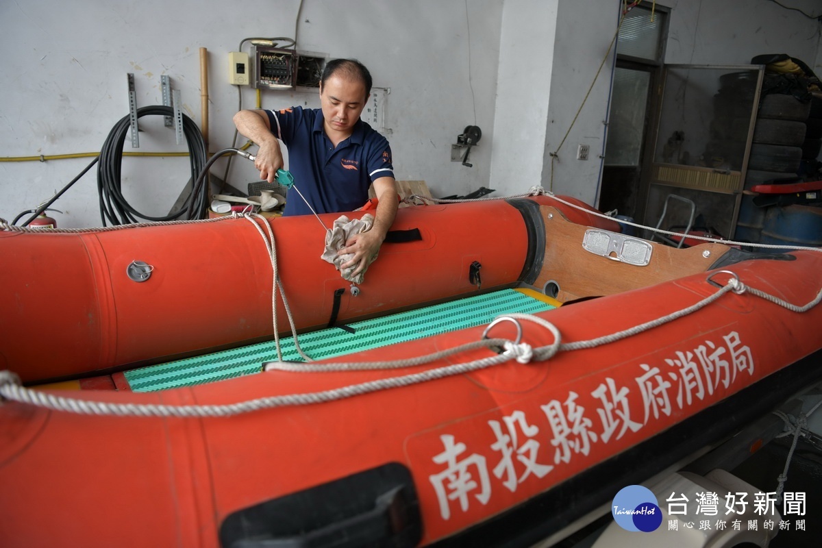 南投分隊每天檢查汽艇充氣量等裝備。(消防局提供)