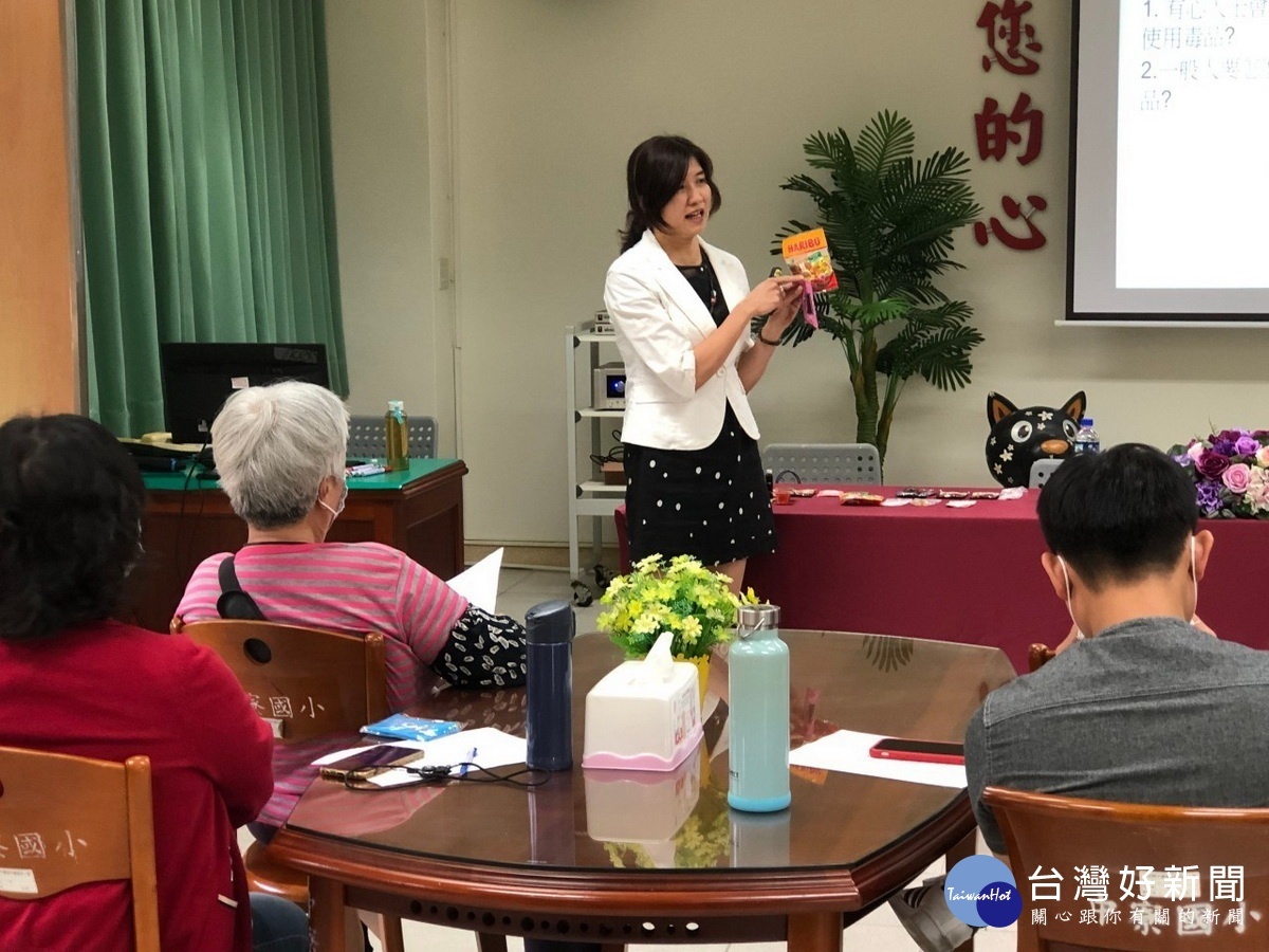 從志工變講師洪玉雪進入校園。(南投縣學生校外會提供)