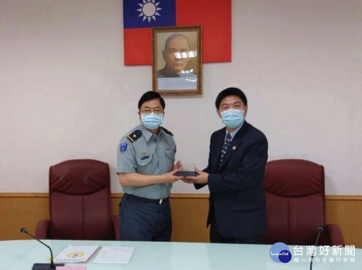 為強化檢察機關與國防部辦理部隊案件之聯繫機制,齊心打擊犯罪,雲林地檢署檢察長洪家原與後指部少將副指揮官程幼銘等,進行意見交流及經驗分享。