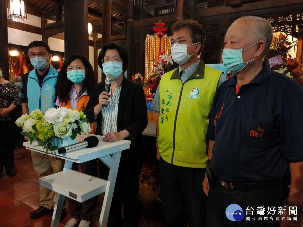 「龍王賜甘露」祈安吉祥法會,彰化縣長王惠美、彰化縣龍舟委員會主委凃淑媚議員、鹿港鎮長許志宏、福興鄉長蔣煙燈、龍山寺主委施輝雄等,共同祈求觀音菩薩、龍王尊神廣施甘露,佑民平安度過疫情。圖/記者鄧富珍攝