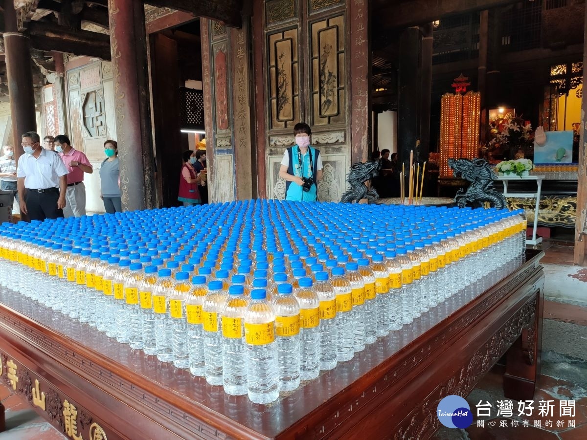 「龍王賜甘露」祈安吉祥法會,12000瓶平安甘露水,透過法會圓滿,提供民眾索取。圖/記者鄧富珍攝