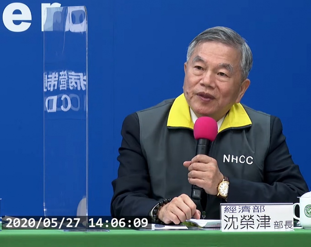 在每國家每日定額徵用800萬片口罩的前提下,中央流行疫情指揮中心今(27)日正式宣布,自6月1日(週一)起將解除口罩管制,改採實名制購買、自由買賣並行的方式,可讓國內口罩廠商參戰國際盃,接外國訂單賺外匯。(圖/衛福部疾管署YouTube)