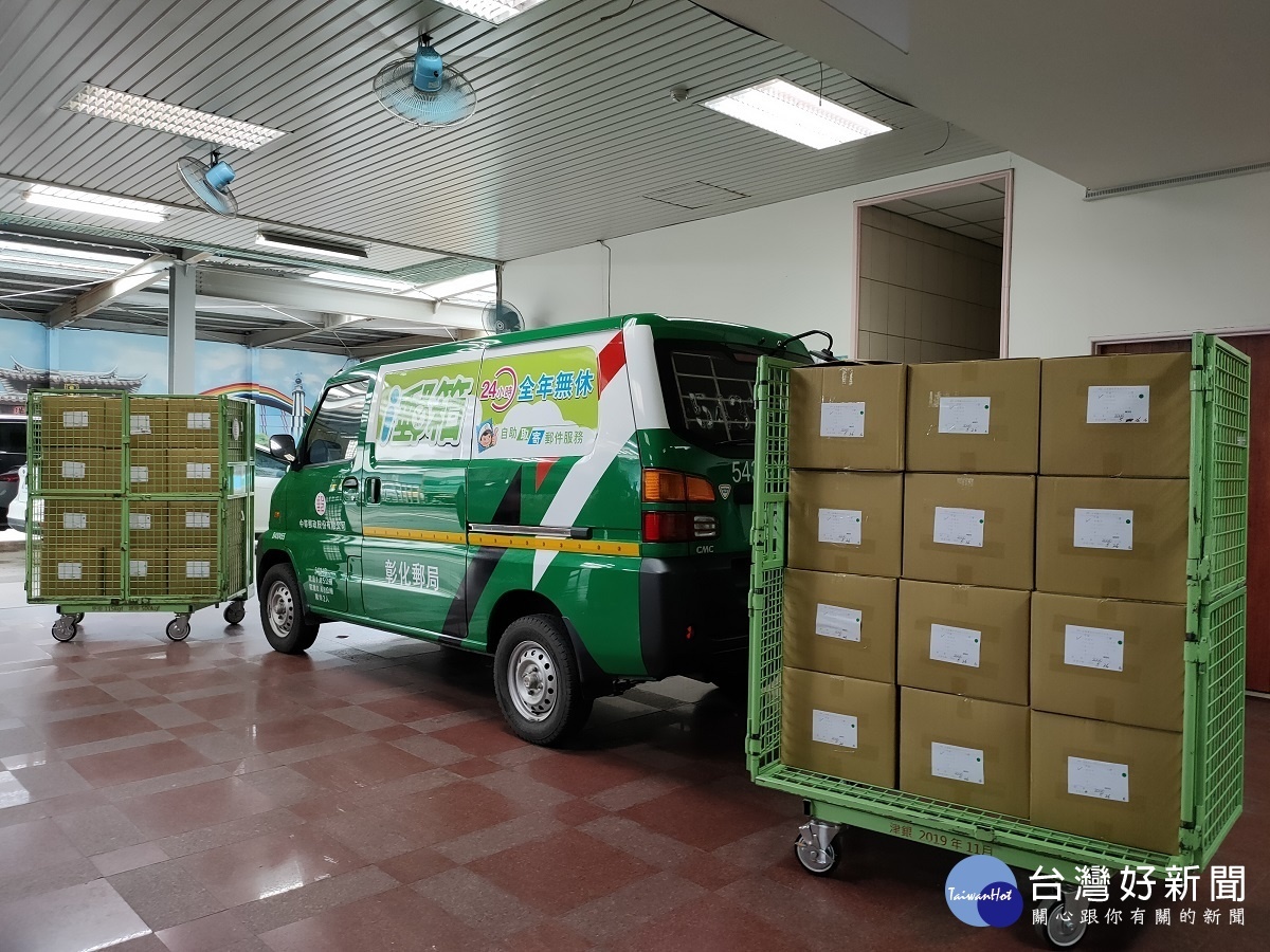 彰化郵局的郵差先生運送「口罩」穿過大街小巷,使命必達。圖/記者鄧富珍攝