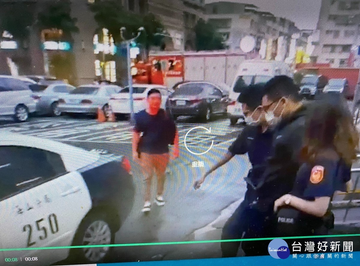 犯嫌李姓男子與被害人交付現金時,一擁而上將李男逮捕,現場查扣犯案用手機2支,偵訊後將李男依詐欺案移送地檢署偵辦