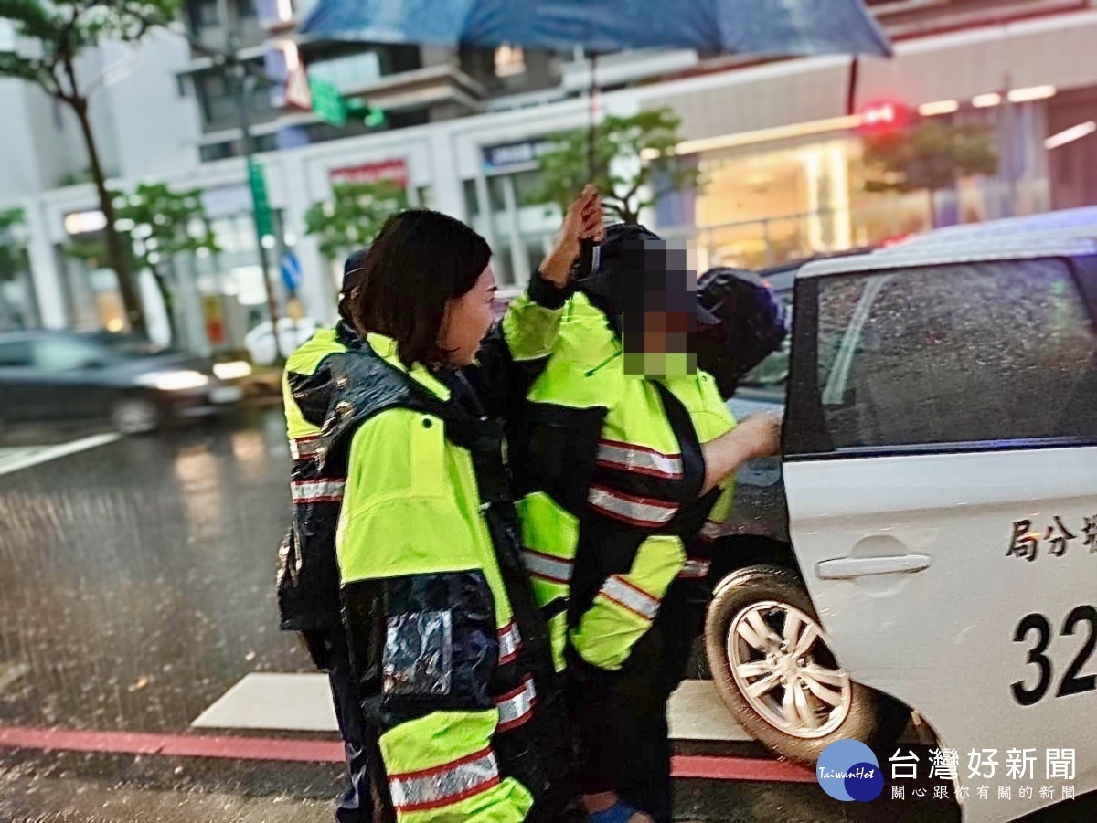 彭姓老翁雨中迷途,員警據報趕抵現場,卸下自身雨衣為老翁身披上,載返所內並協助返家。