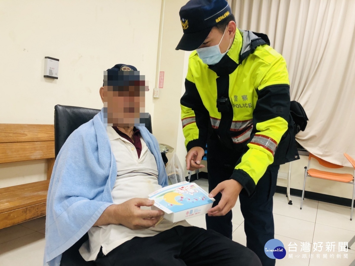 彭姓老翁雨中迷途,員警據報趕抵現場,卸下自身雨衣為老翁身披上,載返所內並協助返家。