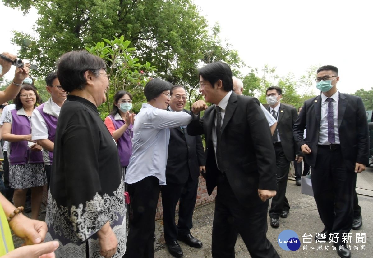 副總統參訪台語文創意園區擊掌問候縣長王惠美。