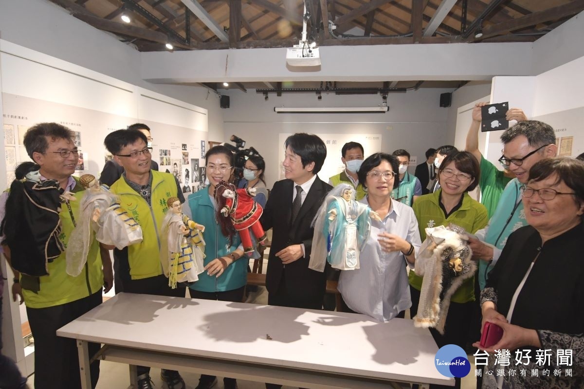 副總統賴清德參訪台語文創意園區的戲曲館。