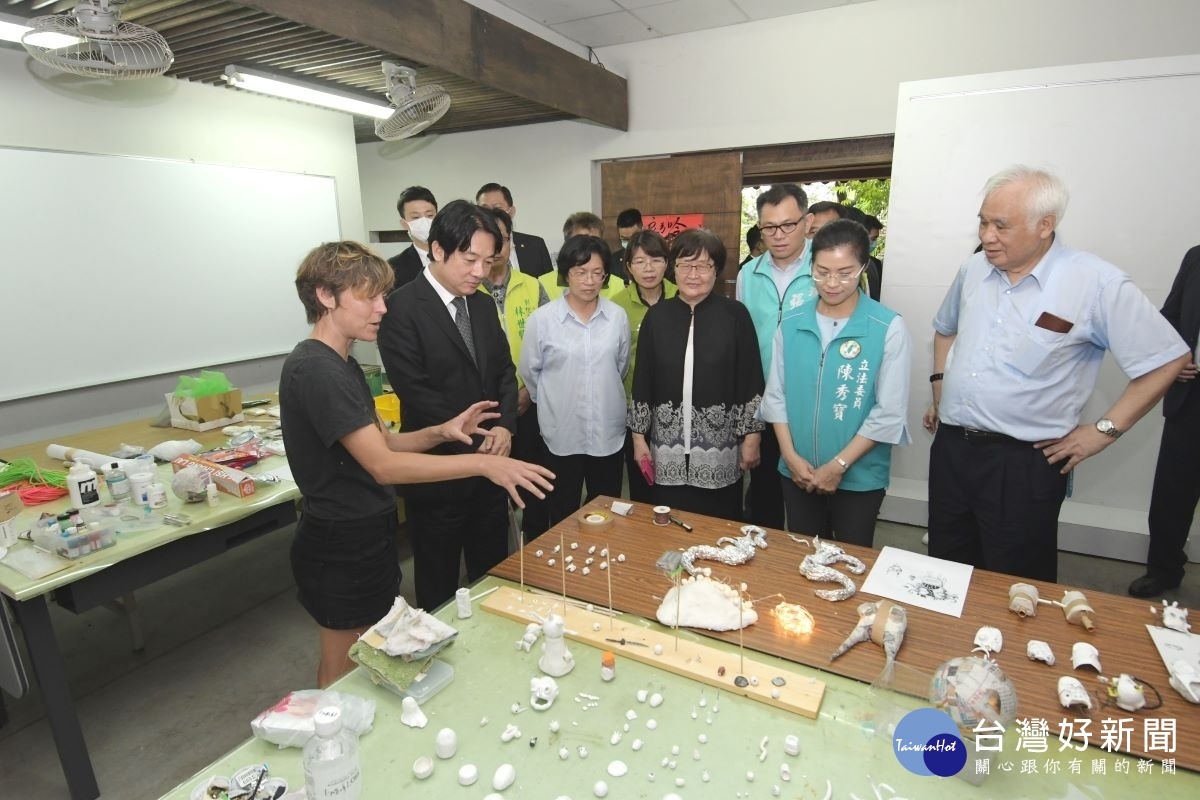 副總統賴清德參訪台語文創意園區中的藝術工作室導覽解說。