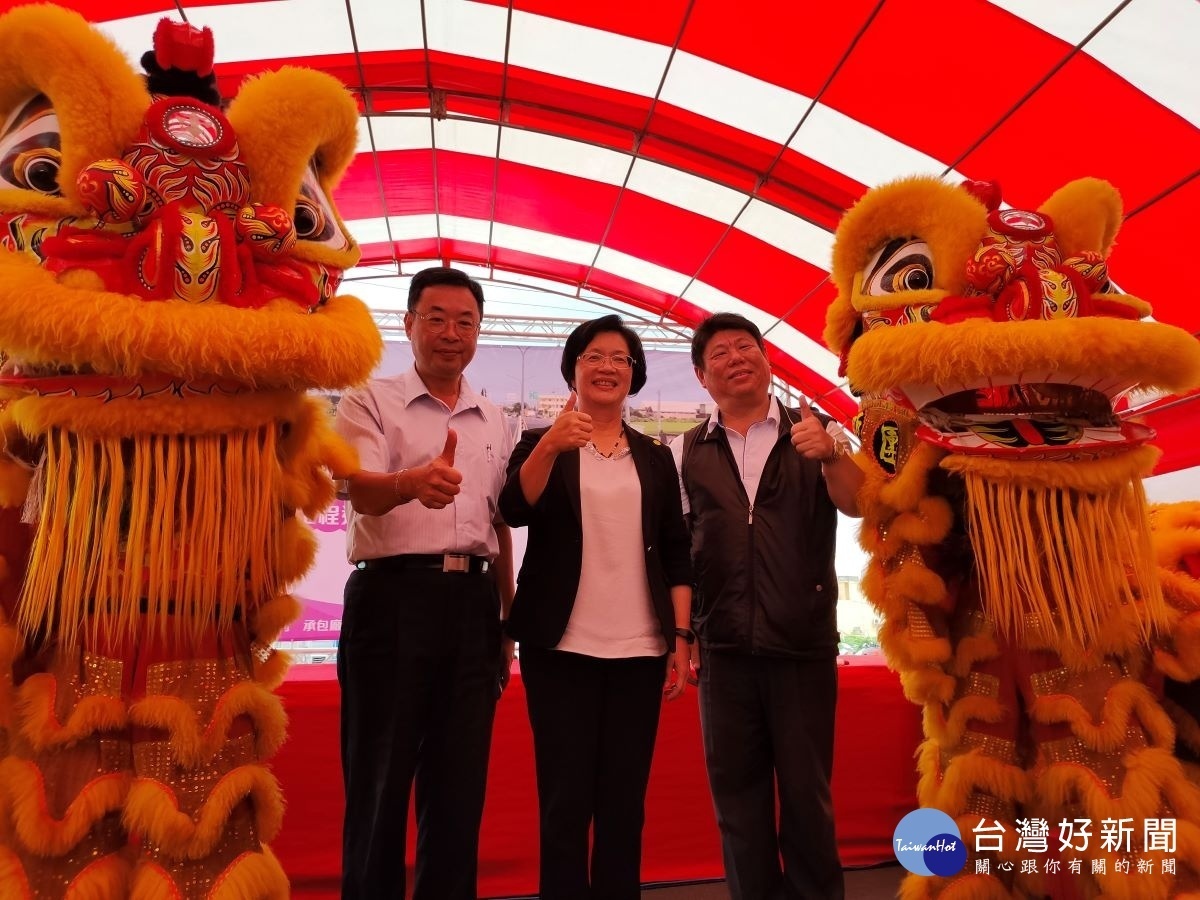 彰縣二林二溪路(縣道148線)拓寬1.9公里正式通車了,左啟維二林鎮長蔡詩潔、縣長王惠美、交通部公路總局第二區養護工程處副處長傅立祥。圖/記者鄧富珍攝