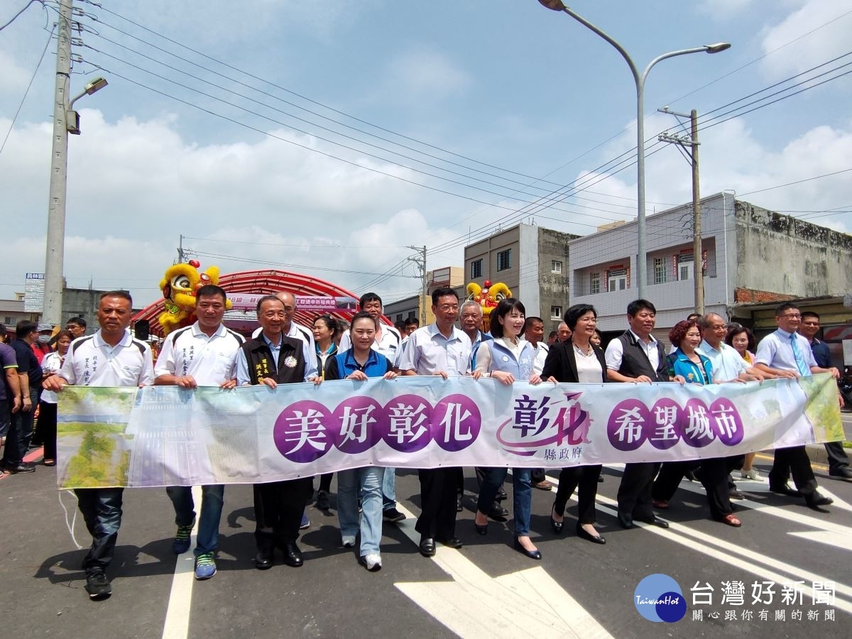 彰縣二林二溪路(縣道148線)拓寬1.9公里正式通車了,彰化縣長王惠美、交通部公路總局第二區養護工程處副處長傅立祥、立法委員謝衣鳳、二林鎮長蔡詩傑、彰化縣議員謝彥慧等人與會。圖/記者鄧富珍攝