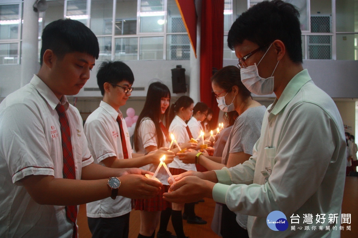畢業同學進行點燈傳承儀式。（記者扶小萍攝）