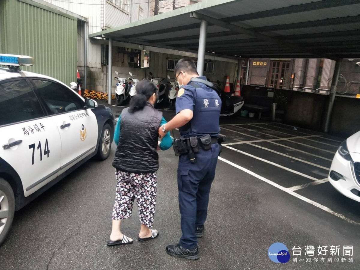 失智老婦駕電動車迷途,平鎮警方協助返家。