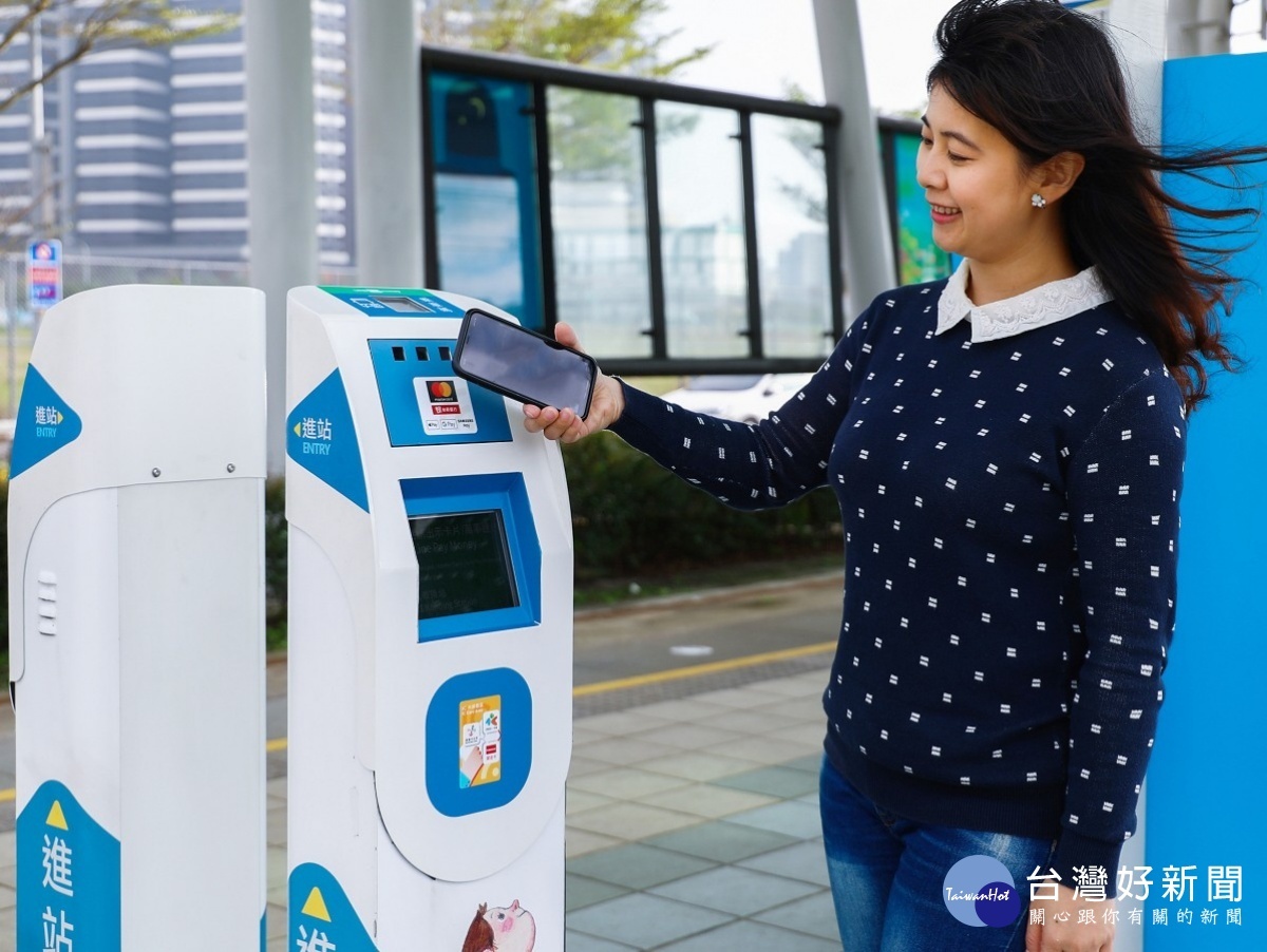 自6月1日起,淡海輕軌推出使用行動支付乘車打5折的優惠方案,讓民眾不僅省了荷包,更能玩得盡興
