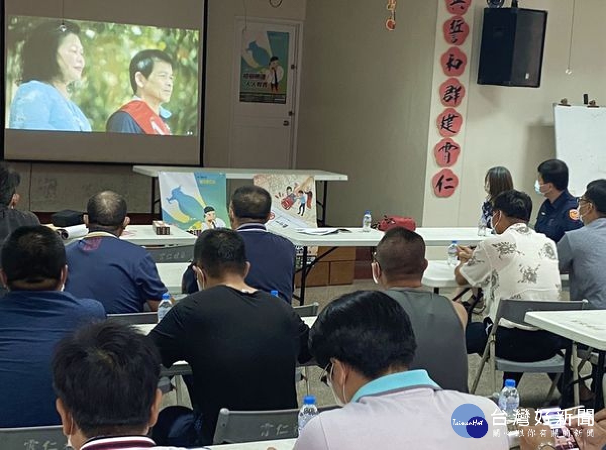 村長補選在即,為使反賄選之意念深入民心,杜絕賄選及暴力情事的發生,雲林地檢署前往霄仁活動中心向民眾宣導反賄觀念。