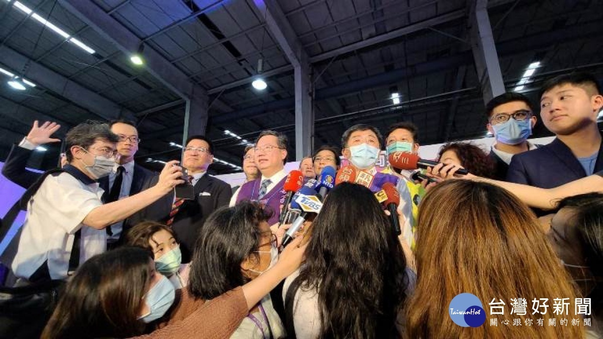 衛福部長陳時中感謝產官學界無人置身事外,貢獻己力的密切合作,展現台灣人的智慧和氣質。