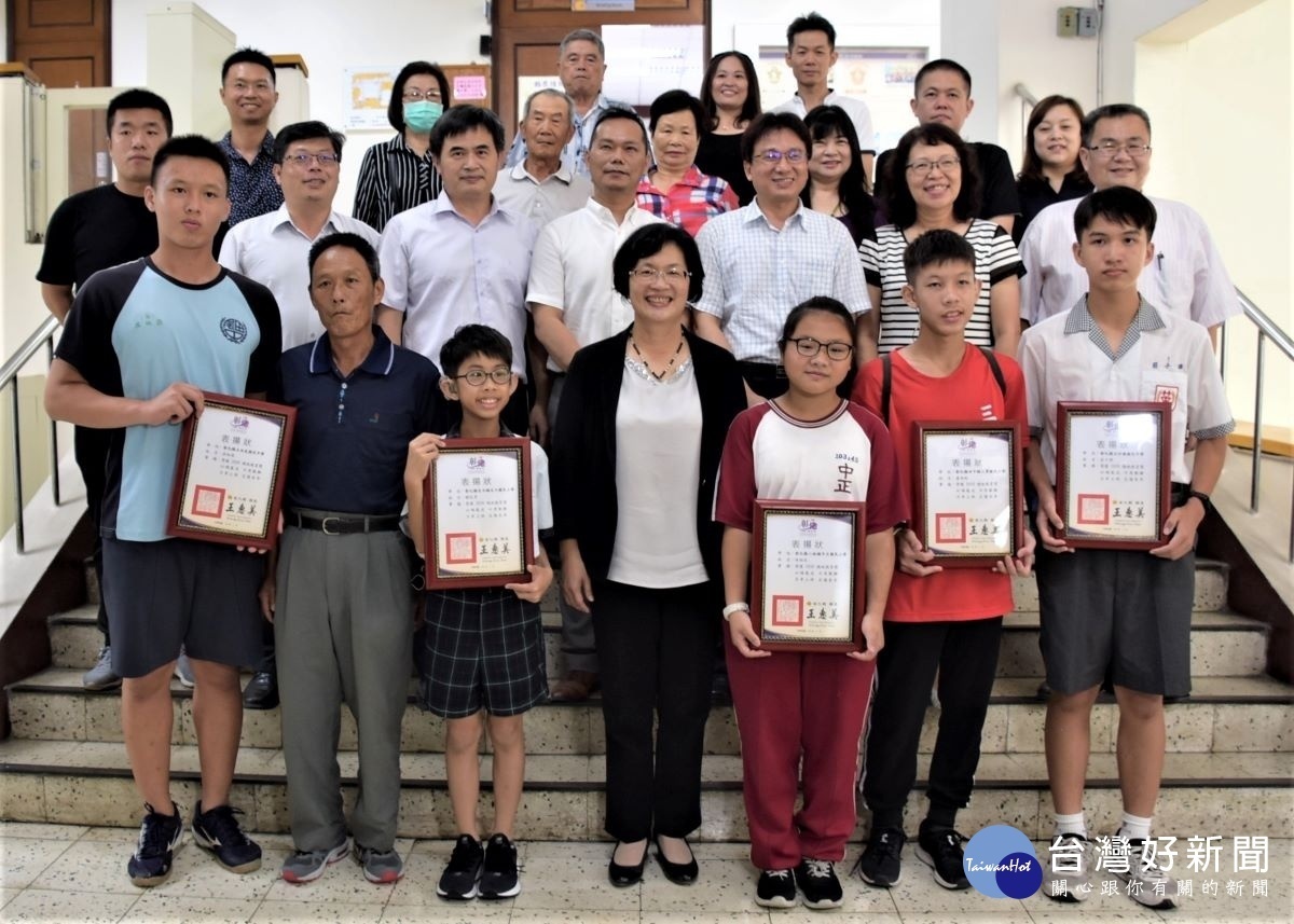 彰化縣長王惠美接見總統教育獎五位學子。學校校長、老師一起陪同彰化之光接受表揚。