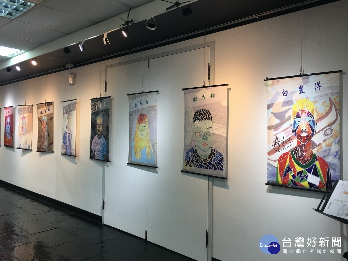 漳和國小天賦異丙畢業展入口即震撼。(記者扶小萍攝)