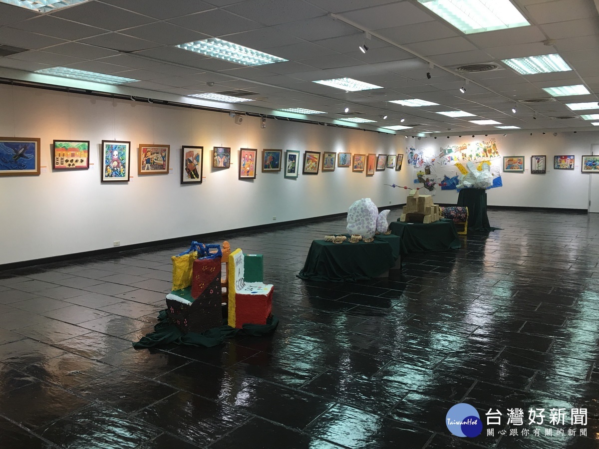 僅13位學童創作60餘件展出。（記者扶小萍攝）