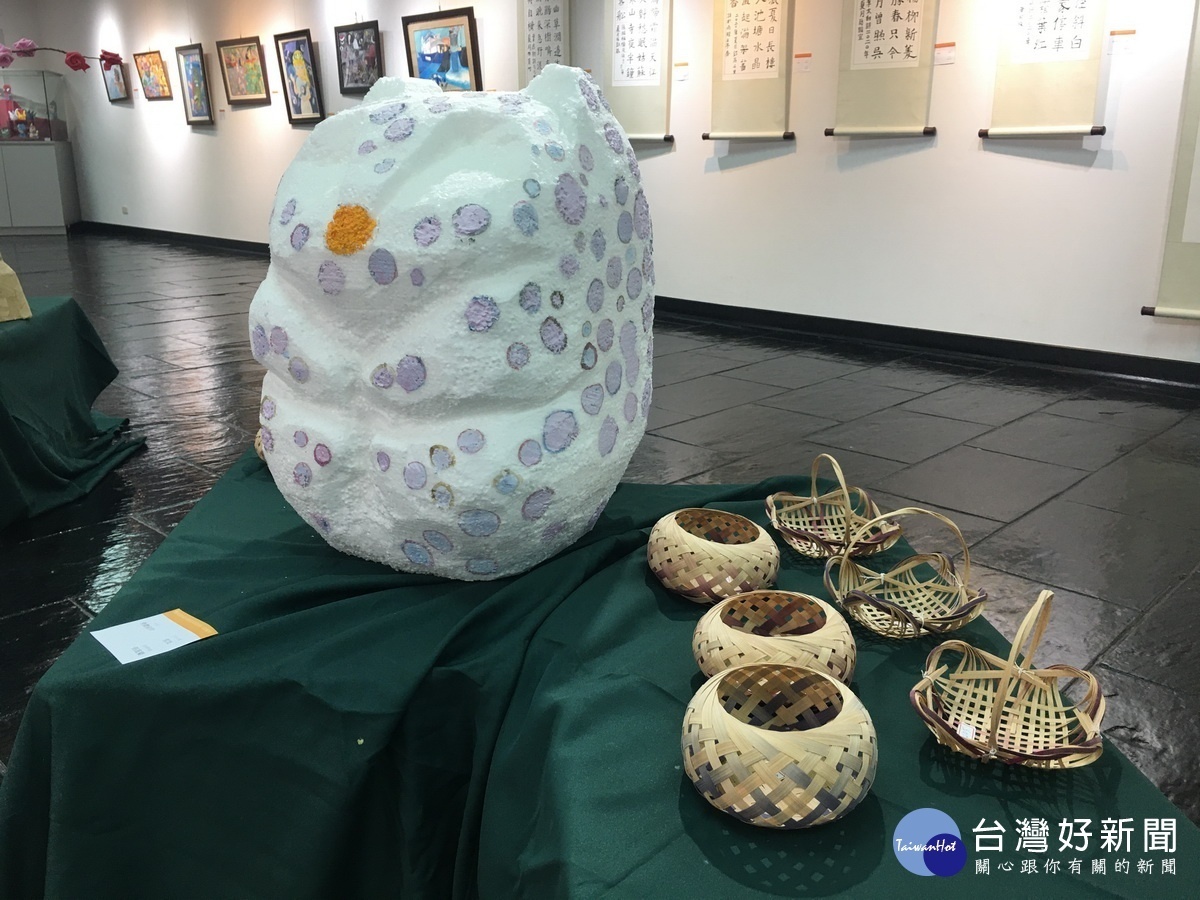 集體創作雪狐是小組爭執溝通後產生的作品。（記者扶小萍攝）