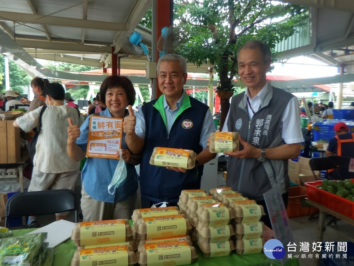 桃市府農業局在台北希望廣場舉辦「桃園市拉拉山媽媽桃‧桃你歡心」行銷推廣展售活動。